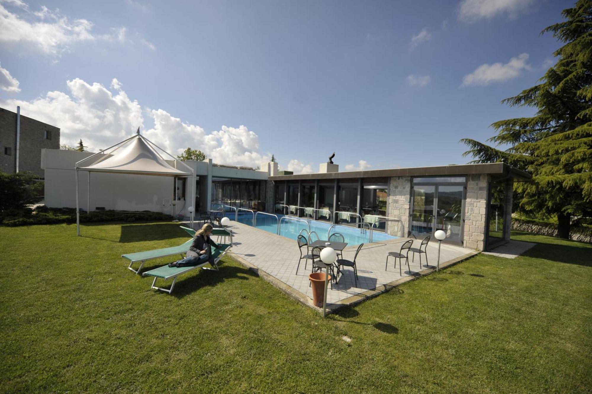 Ca' Del Lupo Hotel Montelupo Albese Buitenkant foto