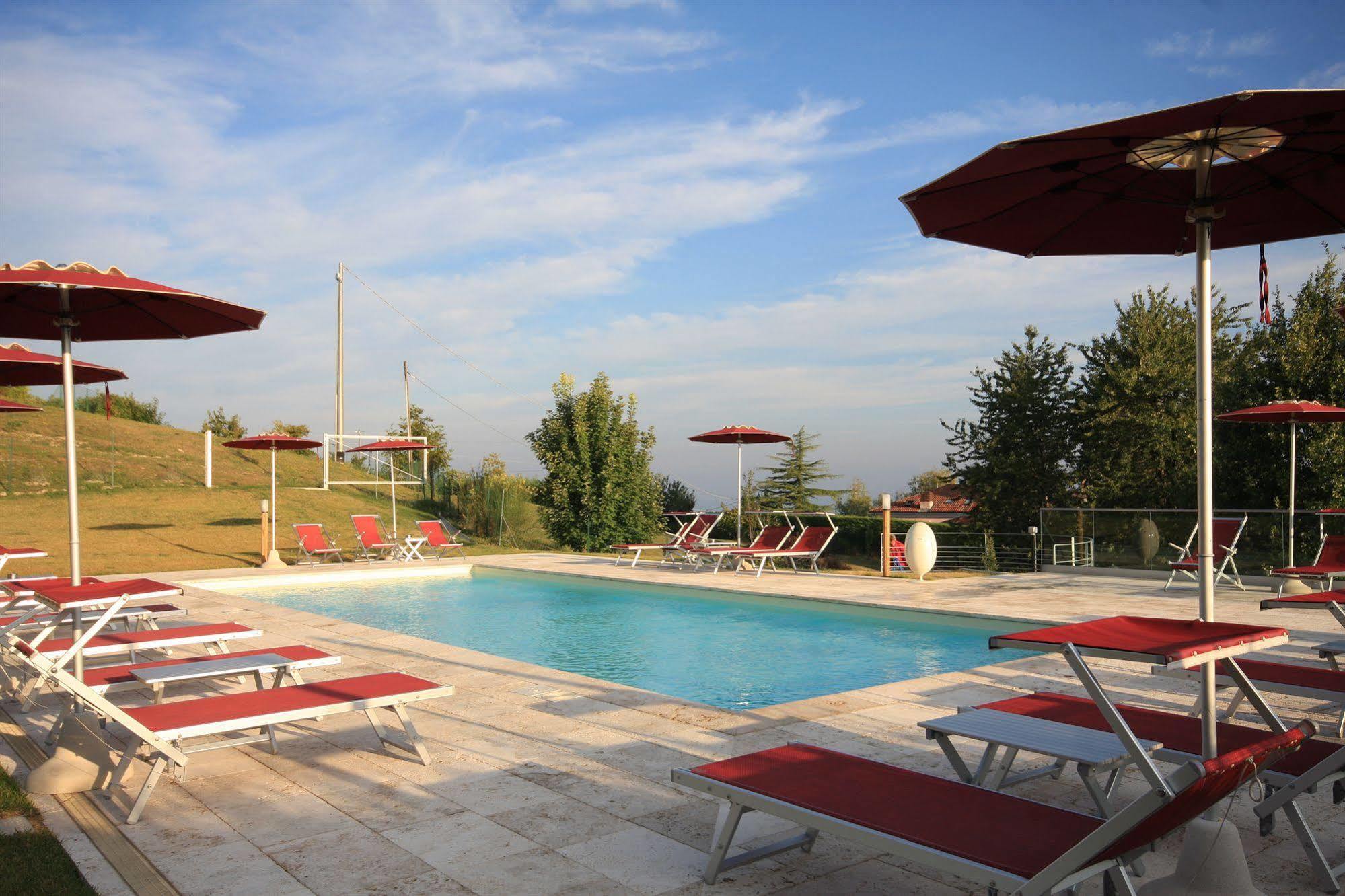 Ca' Del Lupo Hotel Montelupo Albese Buitenkant foto