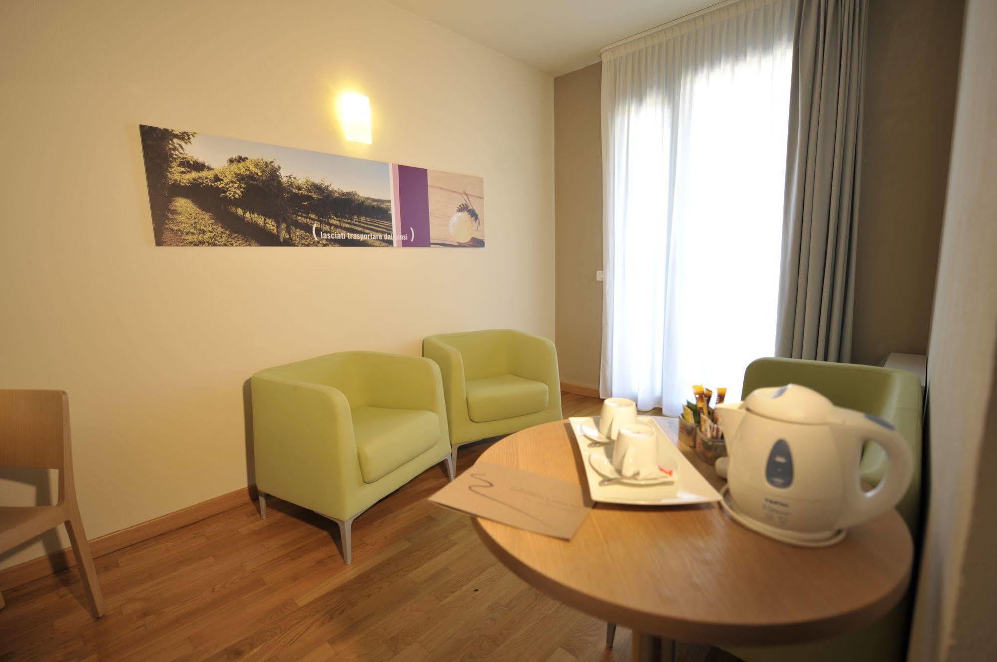 Ca' Del Lupo Hotel Montelupo Albese Buitenkant foto