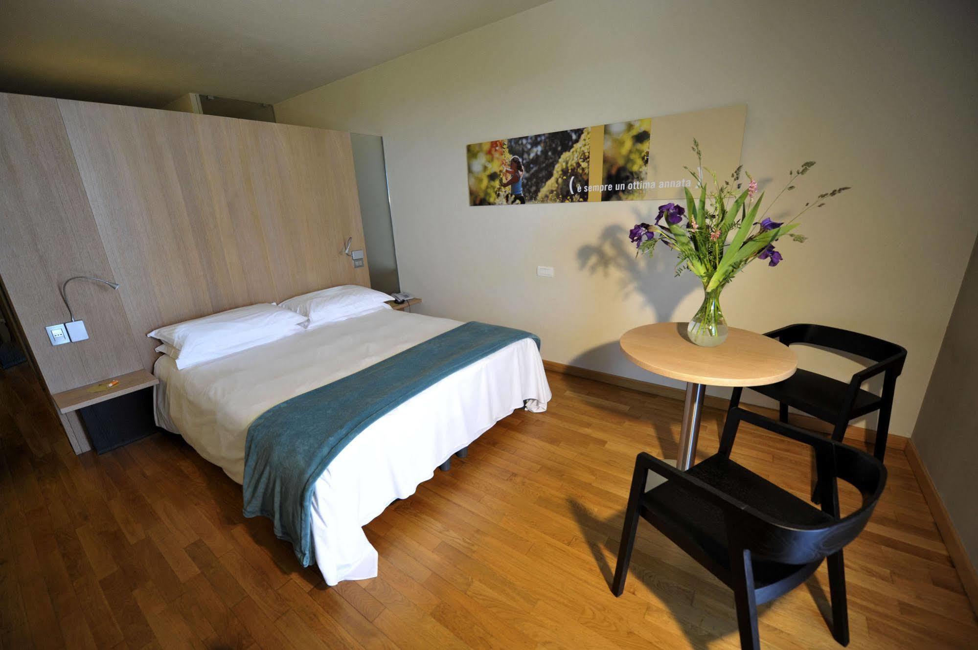 Ca' Del Lupo Hotel Montelupo Albese Buitenkant foto
