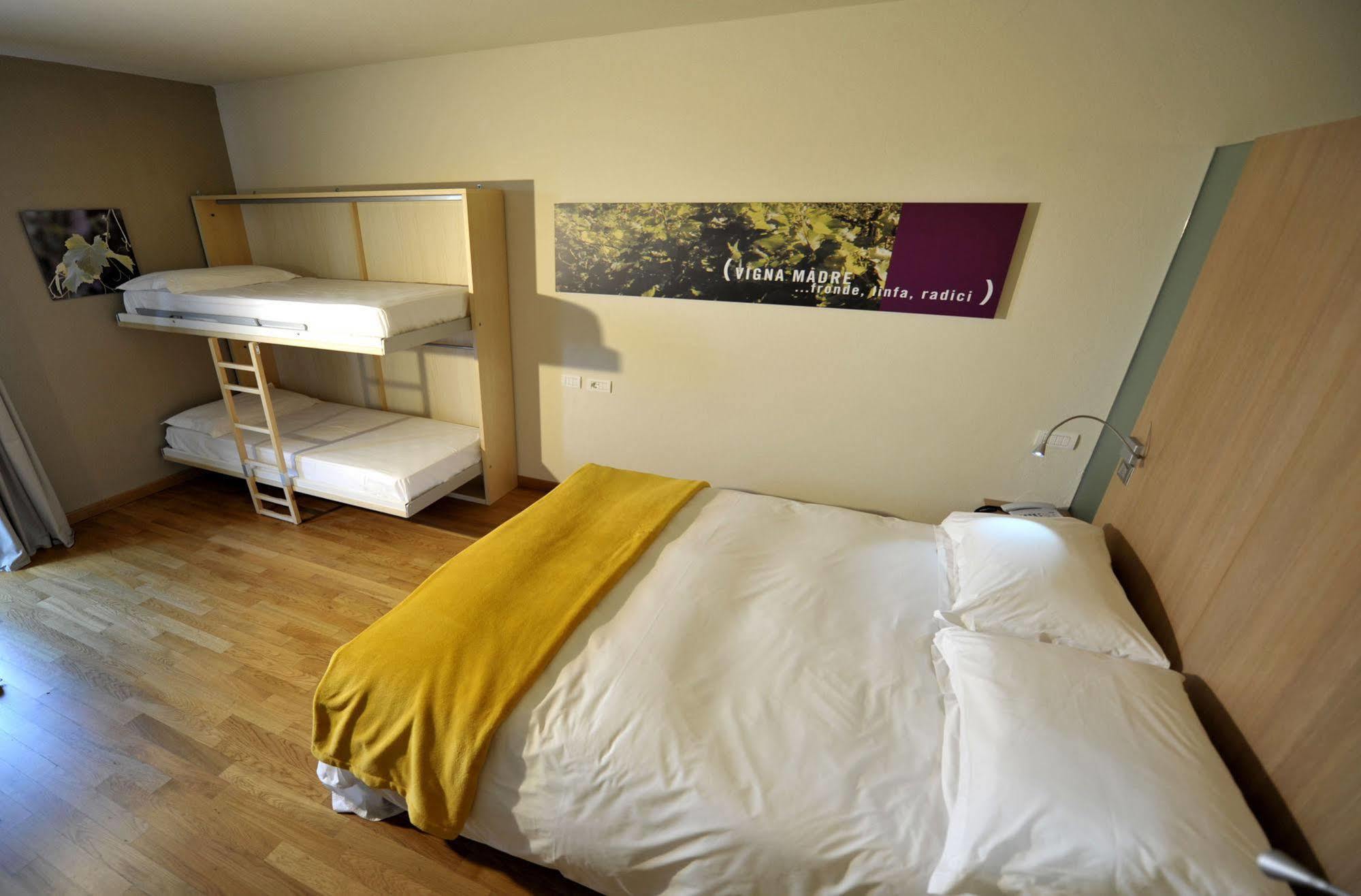 Ca' Del Lupo Hotel Montelupo Albese Buitenkant foto